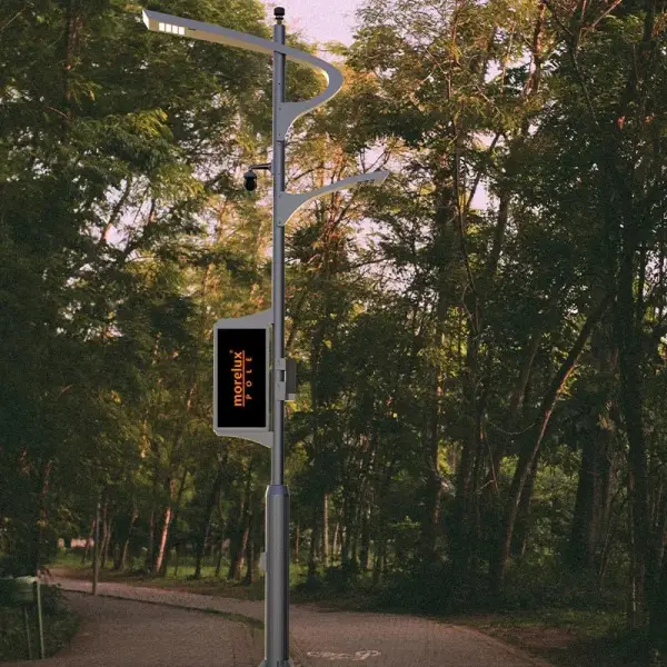Palo multifunzionale per infrastrutture di città intelligente dotato di illuminazione stradale a LED, telecamera CCTV di pubblica sicurezza e display pubblicitario intelligente su un percorso panoramico.